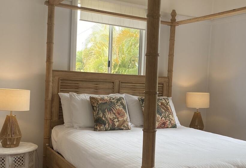 Beachmere Palms Motel