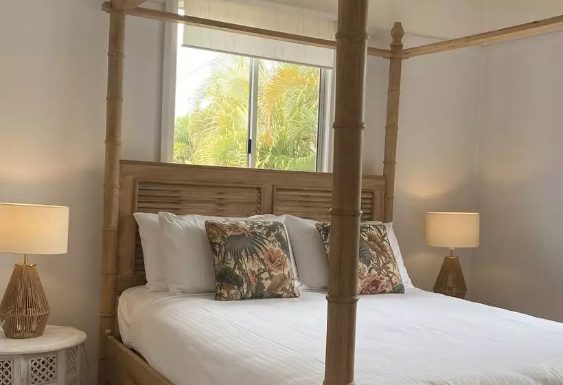 Beachmere Palms Motel