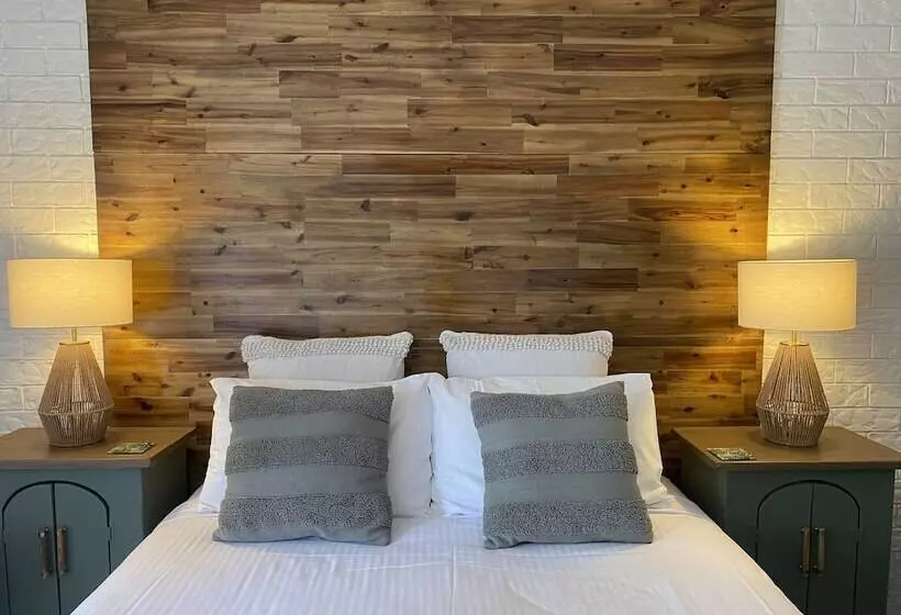 Beachmere Palms Motel