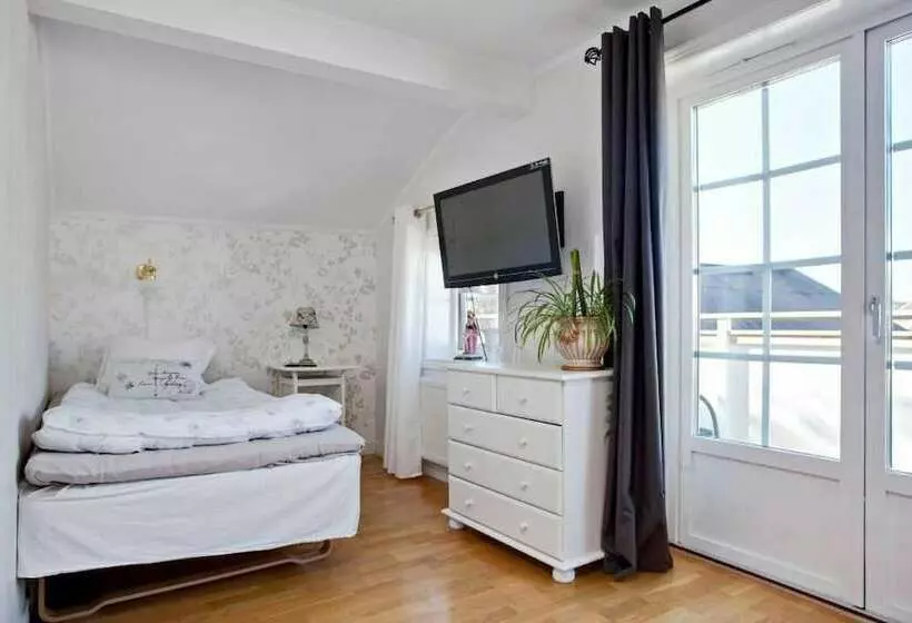 בית מלון כפרי L & Restaurant Solliden