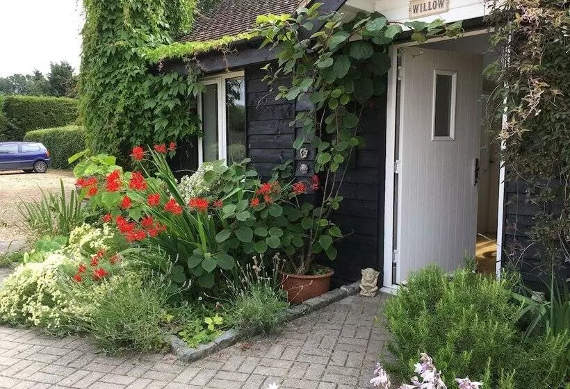 بنسيون Stable Oak Cottages