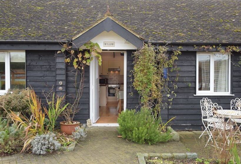 بنسيون Stable Oak Cottages