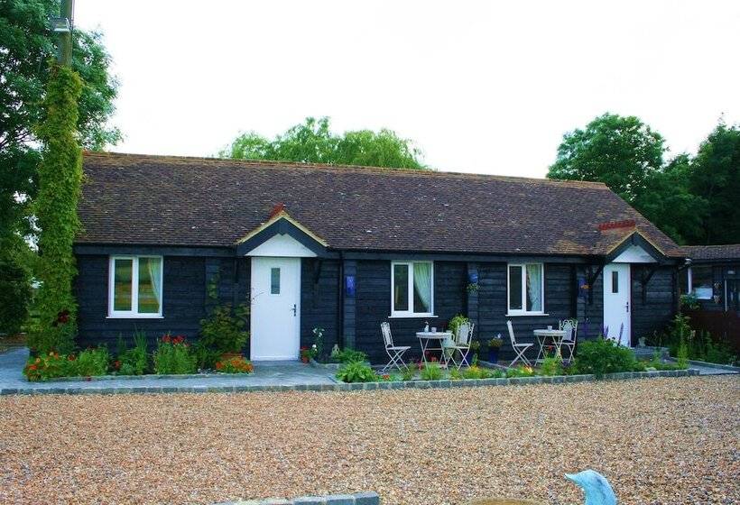 بنسيون Stable Oak Cottages