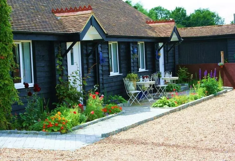 بنسيون Stable Oak Cottages