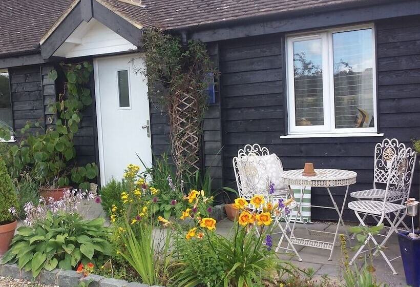 بنسيون Stable Oak Cottages