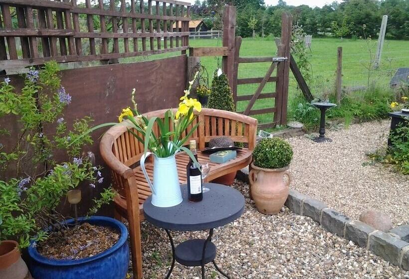 بنسيون Stable Oak Cottages