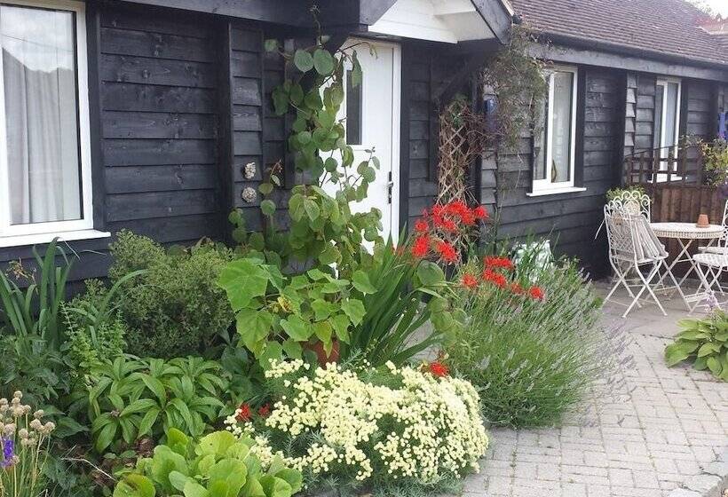 بنسيون Stable Oak Cottages