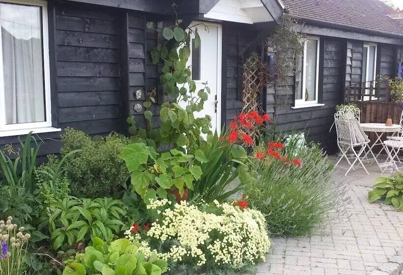 بنسيون Stable Oak Cottages