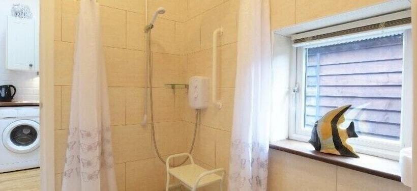 بنسيون Stable Oak Cottages