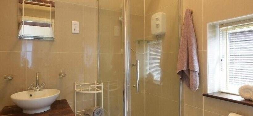 بنسيون Stable Oak Cottages