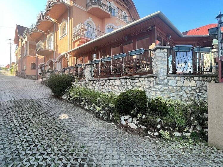 مبيت وإفطار Főnix Wellness Panzió Hévíz