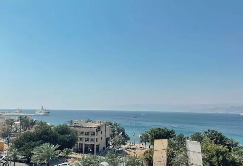 هتل Holiday Season