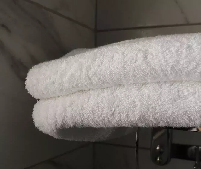 هتل Holiday Season