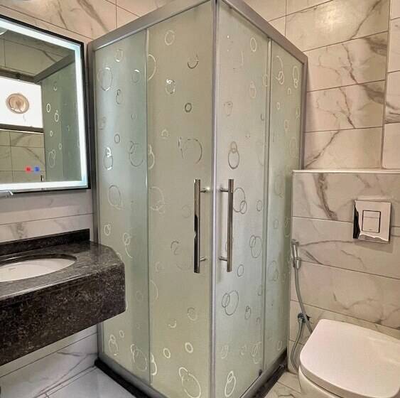 هتل Holiday Season