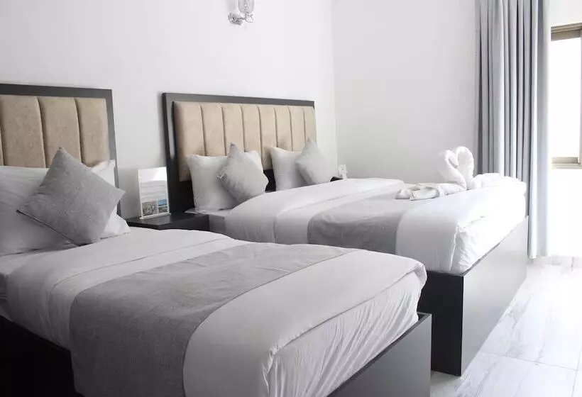 هتل Holiday Season