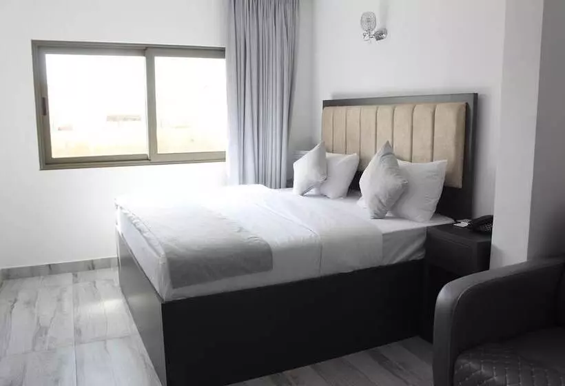 هتل Holiday Season