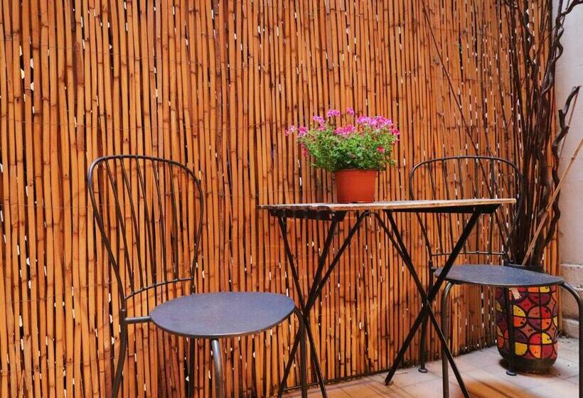 Общежитие Efate Rooms