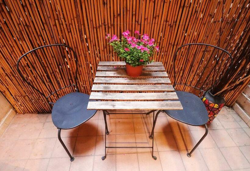 Общежитие Efate Rooms