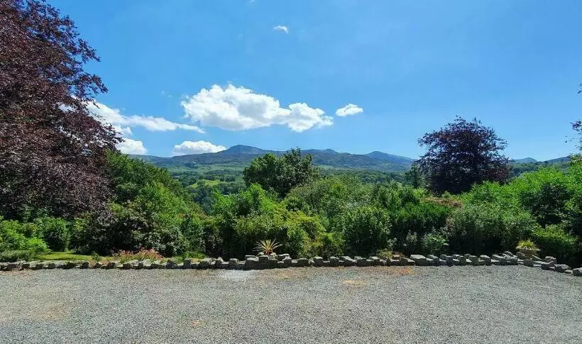 تختخواب و صبحانه Cader Suite At Penycoed Hall Incl Luxury Hot Tub