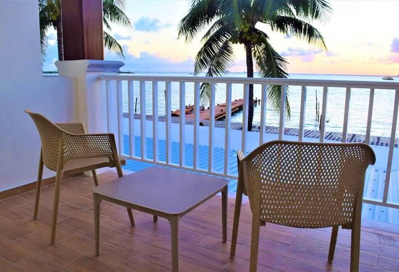 فندق Bartolome Oceanfront Suites