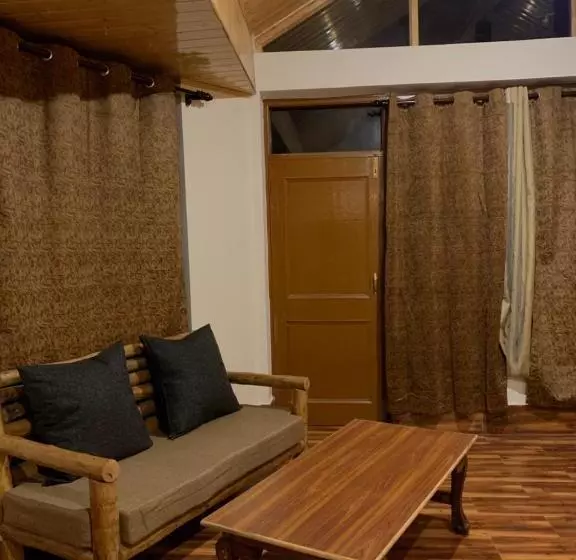 Roamate Hostel, Old Manali