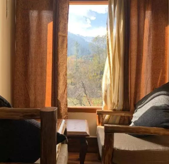 Roamate Hostel, Old Manali