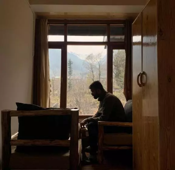 Roamate Hostel, Old Manali