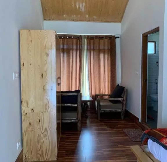 Roamate Hostel, Old Manali