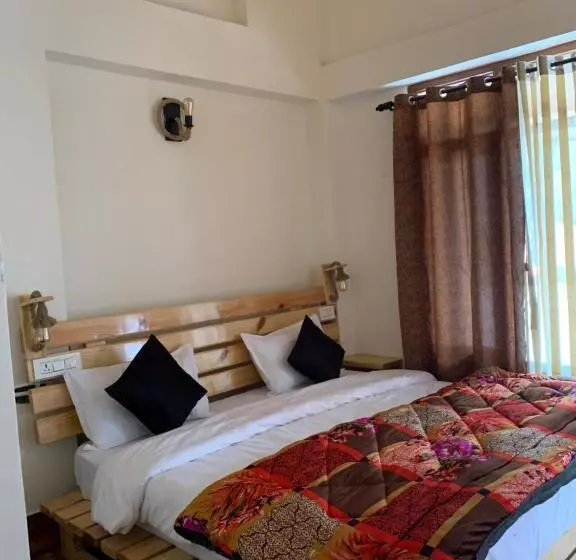 Roamate Hostel, Old Manali