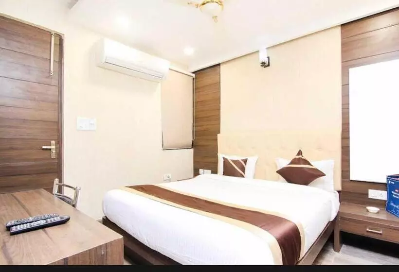 Collection O Hotel Pal Avadh
