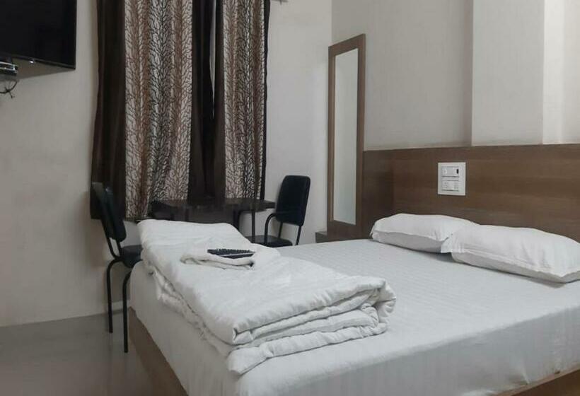 Отель Staymaker Marvel Residency