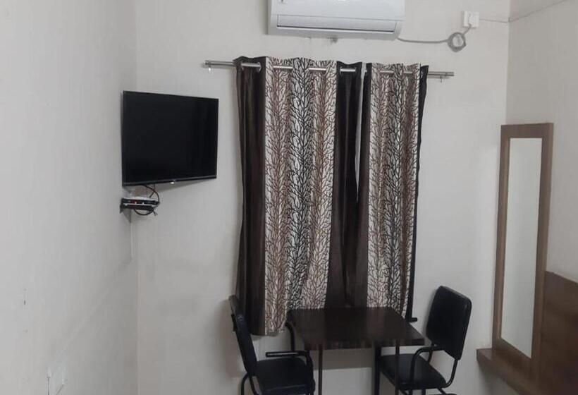 Отель Staymaker Marvel Residency