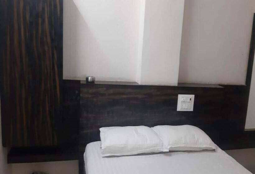 Отель Staymaker Marvel Residency