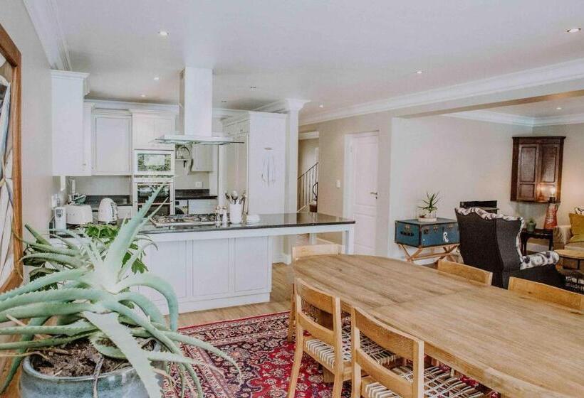 Пансион Franschhoek Village House