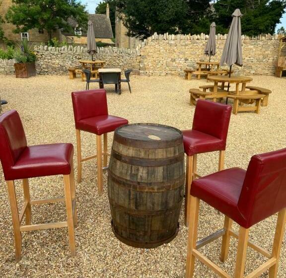 הוסטל Horse & Hound Inn