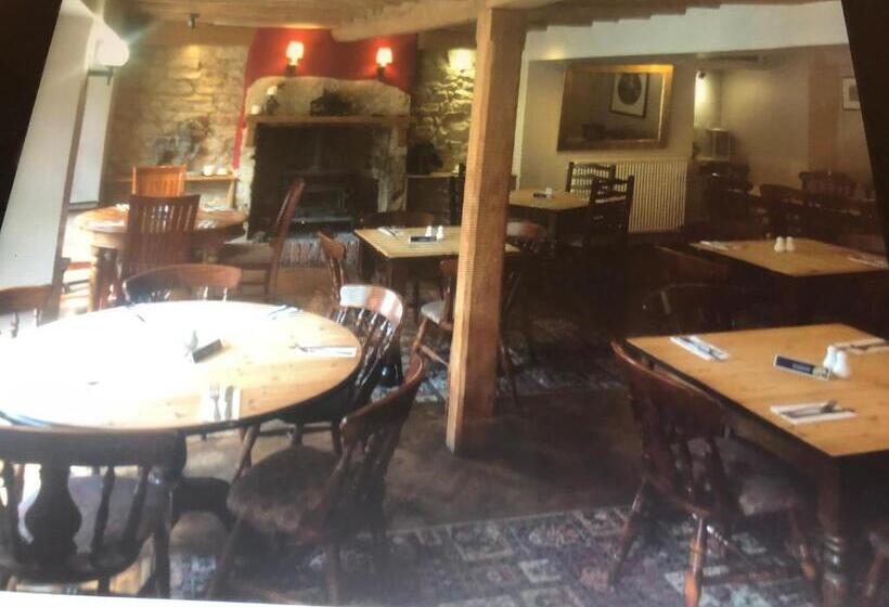 הוסטל Horse & Hound Inn