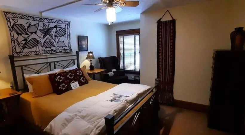 住宿加早餐 Follansbee Inn