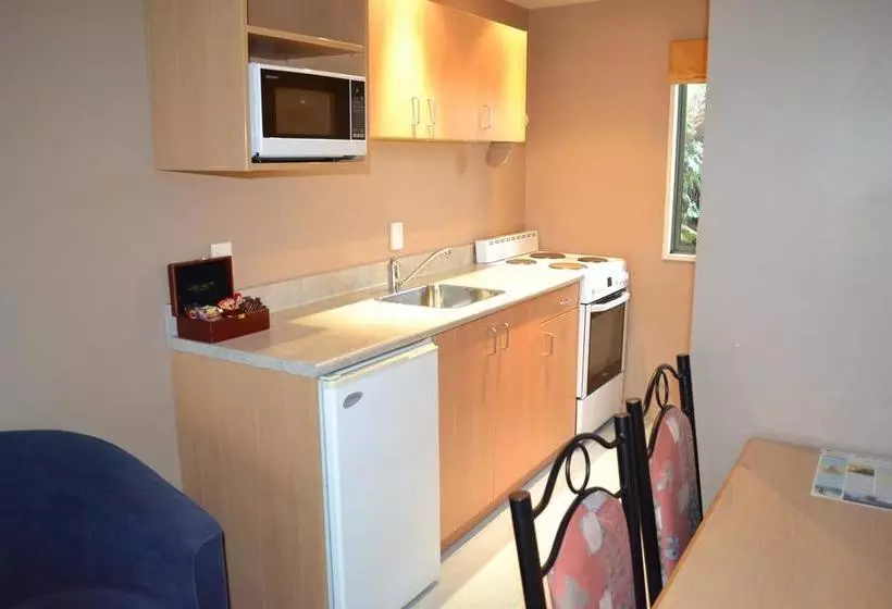 Courtesy Court Motel