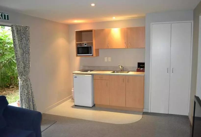 Courtesy Court Motel