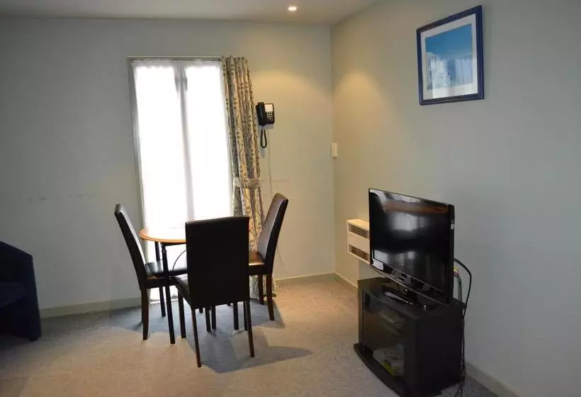 Courtesy Court Motel