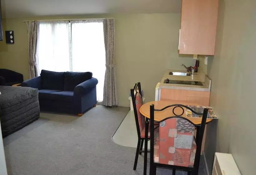 Courtesy Court Motel