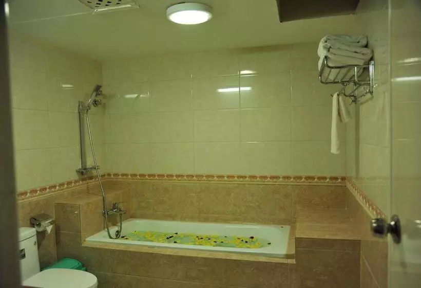 هتل Golden City Crown