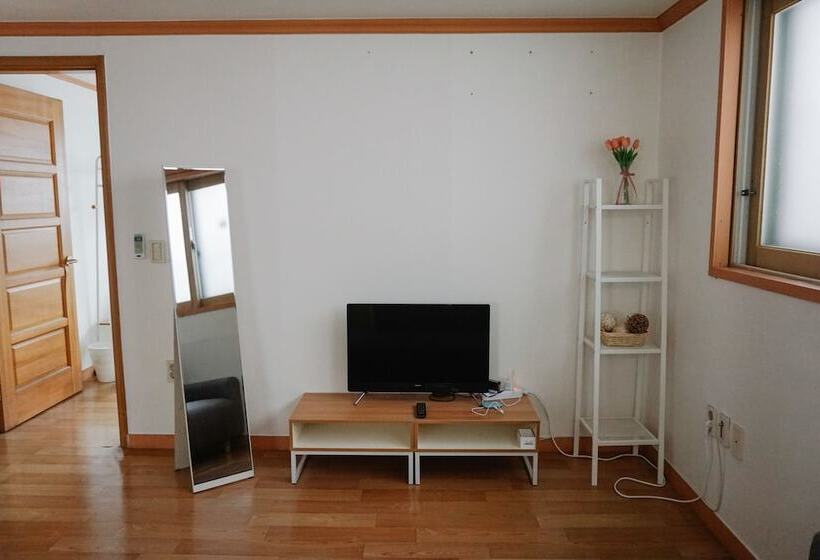 Отель Hongdae One House