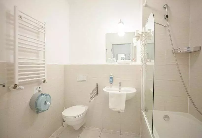 Maple Tree Budget Apartments