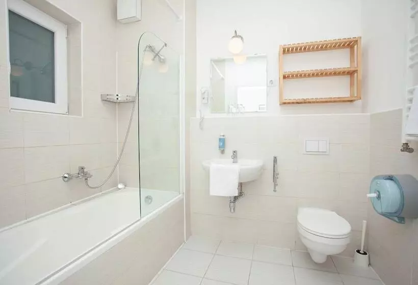 Maple Tree Budget Apartments