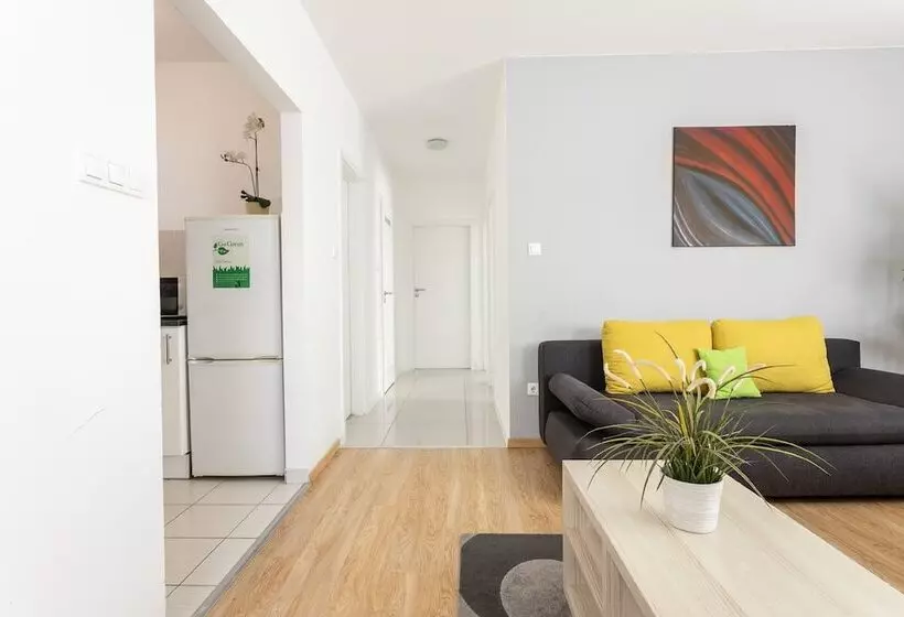 Maple Tree Budget Apartments