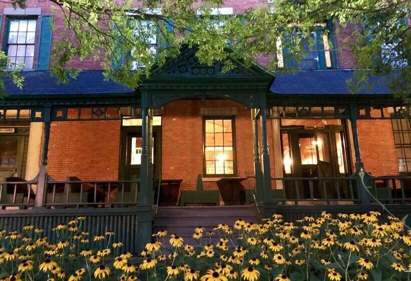 Bed and Breakfast Rogues Harbor Inn