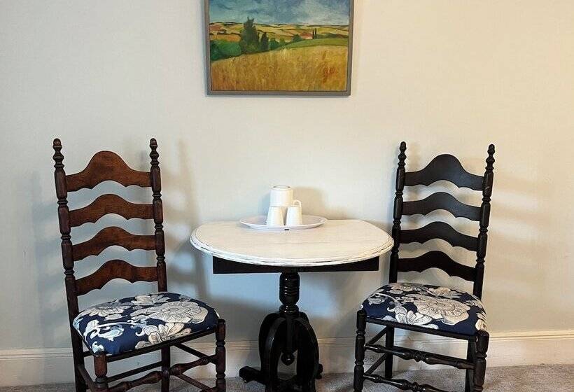 Bed and Breakfast Rogues Harbor Inn