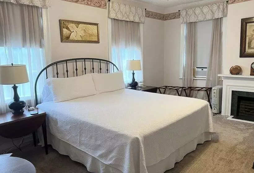 Bed and Breakfast Rogues  Harbor Inn