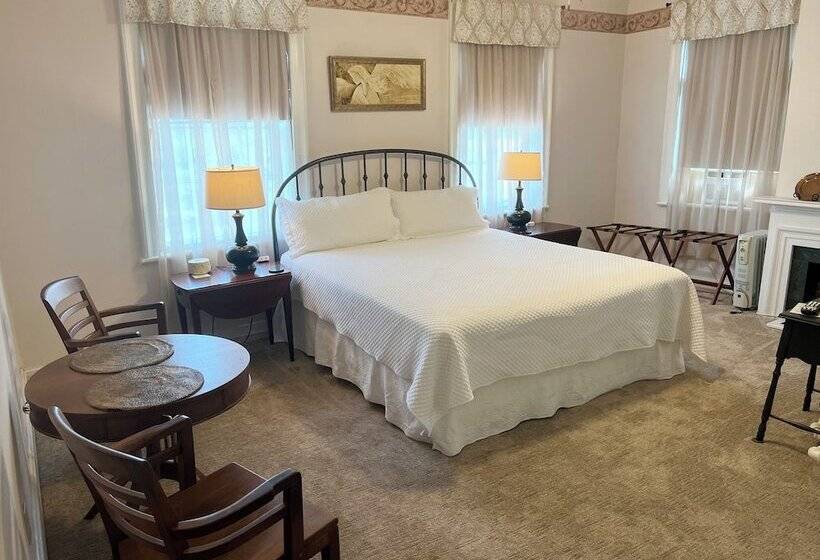 Bed and Breakfast Rogues Harbor Inn